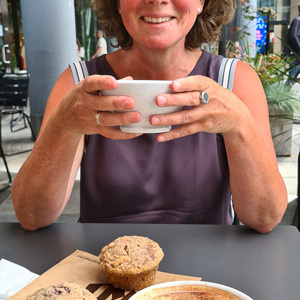 2022-07-12 - Muffin en mokka koffie<br/>Aker Brygge - Oslo - Noorwegen<br/>SM-G981B - 5.4 mm - f/1.8, 1/380 sec, ISO 50