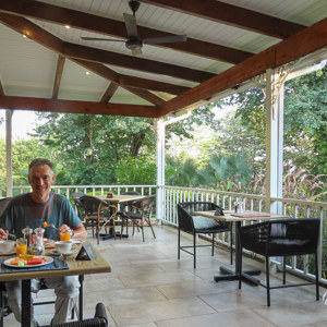 2024-04-26 - Heerlijk ontbijt met o.a. vers fruit<br/>Pioneer Lodge - Victorua Falls - Zimbabwe<br/>Canon PowerShot SX70 HS -  - , , ISO 100