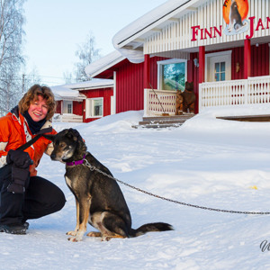 2011-02-09 - Carin maakt vriendjes<br/>Finn Jan Huskyfarm - Jurmu - Finland<br/>Canon EOS 7D - 35 mm - f/8.0, 1/80 sec, ISO 200
