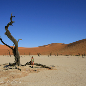 2007-08-11 - Carin bewonderd de bijzondere Deadvlei<br/>Sossusvlei - Deadvlei - Sesriem - Namibie<br/>Canon EOS 30D - 22 mm - f/8.0, 1/1000 sec, ISO 200