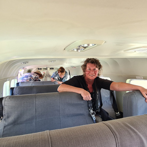 2024-04-29 - Bukkend door het gangpaadje<br/>Kasane airport - Kasane - Botswana<br/>SM-G981B - 2.2 mm - f/2.2, 0.02 sec, ISO 100