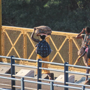 2024-04-26 - De brug tussen Zimbabwe en Zambia werd druk gebruikt<br/>Victorua Falls - Zambia<br/>Canon PowerShot SX70 HS - 183.8 mm - f/5.6, 1/320 sec, ISO 100