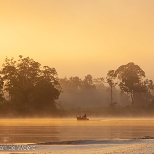2009-08-19 - Mist over het water<br/>Kinabatangan rivier - Sukua - Maleisië<br/>Canon EOS 50D - 100 mm - f/5.0, 1/640 sec, ISO 160