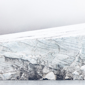 2022-07-19 - Door de gletsjer meegenomen gruis en stenen vormen mooie patrone<br/>Torellneset - Spitsbergen<br/>Canon EOS R5 - 400 mm - f/7.1, 1/1000 sec, ISO 800