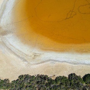 2023-05-05 - Sporen in het water (drone)<br/>Ayamonte - Spanje<br/>FC3582 - 6.7 mm - f/1.7, 1/2500 sec, ISO 110