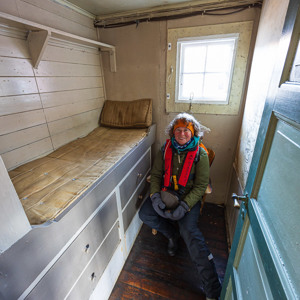 2023-09-17 - Carin in één van de kleine slaapvertrekken<br/>Eagle’s Nest - Ella Island - Groenland<br/>Canon EOS R6m2 - 14 mm - f/5.6, 0.25 sec, ISO 800
