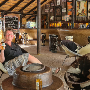 2024-05-03 - Er was een leuk café,. met lekkere Savannah appel-cider<br/>Planet Baobab - Gweta - Botswana<br/>SM-G981B - 5.4 mm - f/1.8, 0.02 sec, ISO 100