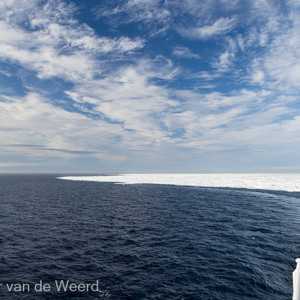 2022-07-16 - Vreemd dat het ijs zo ineens stopt<br/>Pakijs grens op 81,39° NB - Spitsbergen<br/>Canon EOS R5 - 24 mm - f/8.0, 1/320 sec, ISO 200