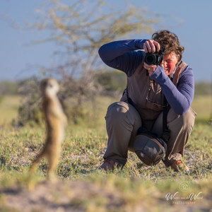2024-05-04 - Carin bij een stokstaartje<br/>Makgadikgadi NP - Gweta - Botswana<br/>Canon EOS R6m2 - 300 mm - f/6.3, 1/400 sec, ISO 250