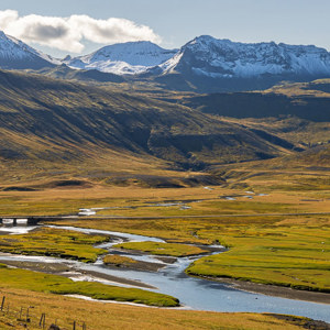 2023-09-11 - Mooie besneeuwde bergen op de achtergrond<br/>Langs de N54 - Hvammsfjördur - IJsland<br/>Canon EOS R5 - 53 mm - f/11.0, 1/125 sec, ISO 200
