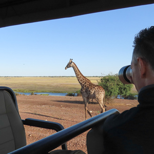 2024-04-28 - Wouter fotografeert een giraf<br/>Chobe NP - Botswana<br/>Canon PowerShot SX70 HS -  - , , ISO 100