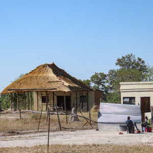 2024-05-03 - We vingen een glimp op van de lokale bevolking<br/>Kwai Lediba Camp - Okavango Delta - Botswana<br/>Canon PowerShot SX70 HS -  - , , ISO 100