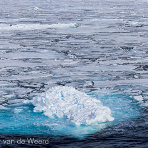 2022-07-16 - Mooi blauw ijs<br/>Pakijs grens op 81,39° NB - Spitsbergen<br/>Canon EOS R5 - 100 mm - f/11.0, 1/1000 sec, ISO 400