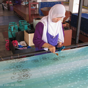 2009-08-10 - Beschildering van een doek<br/>Noor Crafts Center - Cherading - Maleisië<br/>Canon PowerShot SX1 IS - 7.9 mm - f/4.5, 1/15 sec, ISO 200