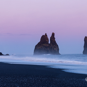 2023-09-09 - Reynisdrangar<br/>Reynisfjara - Vík - IJsland<br/>Canon EOS R5 - 105 mm - f/22.0, 0.4 sec, ISO 100
