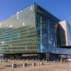 2023-09-14 - Harpa - het concert- en congrescentrum<br/>Harpa - Reykjavik - IJsland<br/>Canon EOS R6m2 - 23 mm - f/11.0, 1/80 sec, ISO 100