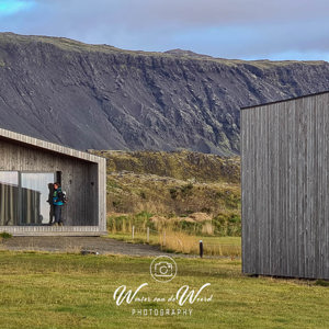 2023-09-12 - Carin bij onze hotelkamer<br/>Arnarstapi - IJsland<br/>SM-G981B - 5.9 mm - f/2.0, 1/120 sec, ISO 50