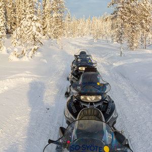 2011-02-07 - De scooters op een rijtje<br/>Iso Syöte - Finland<br/>Canon EOS 7D - 28 mm - f/8.0, 1/250 sec, ISO 200