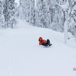 2011-02-08 - Op een plastic zak sleetje rijden<br/>Iso Syöte - Finland<br/>Canon EOS 7D - 32 mm - f/8.0, 0.02 sec, ISO 400