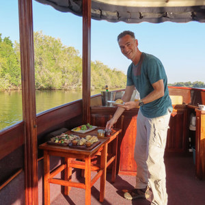 2024-04-27 - De cruise was met heerlijk ontbijt<br/>Zambezi river - Victorua Falls - Zimbabwe<br/>Canon PowerShot SX70 HS - 5.4 mm - f/4.0, 1/400 sec, ISO 100