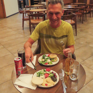 2024-05-07 - In de lounge kan je ook (gratis) eten en drinken<br/>OR Tambo International  Airport - Johannesburg - Zuid-Afrika<br/>Canon PowerShot SX70 HS - 5.5 mm - f/4.0, 0.05 sec, ISO 800