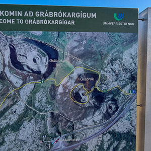 2023-09-11 - Het bord met overzicht van het gebied<br/>Grabrokargigar - Bifröst - IJsland<br/>SM-G981B - 2.2 mm - f/2.2, 1/570 sec, ISO 50