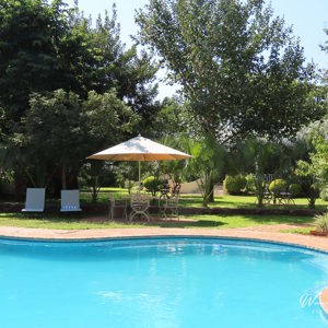 2024-04-27 - De lodge had een mooiie tuin met zwembad<br/>Pioneer Lodge - Victorua Falls - Zimbabwe<br/>Canon PowerShot SX70 HS - 6.9 mm - f/4.0, 1/640 sec, ISO 100