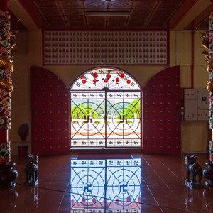 2009-08-18 - Swastika hakenkruis, symbool voor geluk en bescherming<br/>Puu Jih Shih - Sandakan - Maleisië<br/>Canon EOS 50D - 22 mm - f/8.0, 0.01 sec, ISO 400