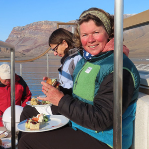 2023-09-18 - Arctic BBQ, in de zon, met uiticht op de gletsjer<br/>Waltershausen Glacier - Groenland<br/>Canon PowerShot SX70 HS -  - , , ISO 100
