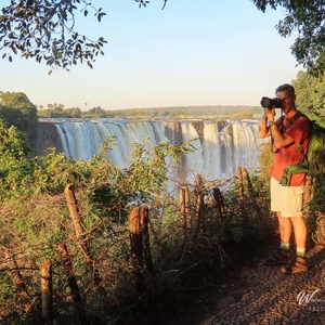 2024-04-25 - Wouter vóór de watervallen<br/>Victorua Falls - Zimbabwe<br/>Canon PowerShot SX70 HS - 6.7 mm - f/4.0, 1/200 sec, ISO 100