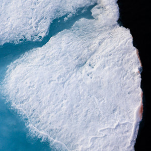 2022-07-16 - IJsplaat van bovenaf gezien<br/>Pakijs grens op 81,39° NB - Spitsbergen<br/>Canon EOS R5 - 93 mm - f/8.0, 1/1000 sec, ISO 400