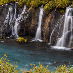 2023-09-10 - Op vele plekken komt het water omlaag<br/>Barnafoss en Hraunfossar - Husafell - IJsland<br/>Canon EOS R5 - 92 mm - f/16.0, 0.8 sec, ISO 100