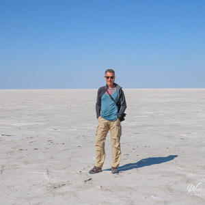 2024-05-04 - Wouter in de zout-woestijn<br/>Makgadikgadi NP - Gweta - Botswana<br/>Canon PowerShot SX70 HS - 9.6 mm - f/7.1, 1/1000 sec, ISO 100