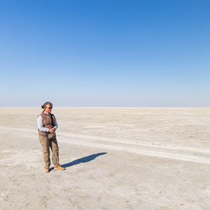 2024-05-04 - Carin in de zoutwoestijn<br/>Makgadikgadi NP - Gweta - Botswana<br/>Canon EOS R5 - 24 mm - f/8.0, 1/400 sec, ISO 200