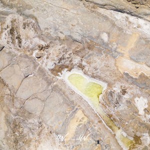 2023-04-24 - Een kleurig plasje water op de rotsen<br/>Wandeling Lawrence of Arabia in  - Tabernas - Spanje<br/>FC3582 - 6.7 mm - f/1.7, 1/4000 sec, ISO 100