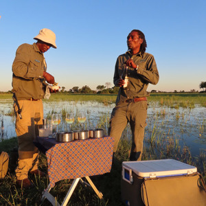2024-04-30 - Ook nu was er weer een sun-downer mee in de mokoro<br/>Kala Camp - Okavango Delta - Botswana<br/>Canon PowerShot SX70 HS -  - , , ISO 100