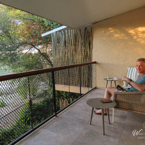 2024-05-04 - Op het balkon met uitzicht over de droge rivierbedding<br/>The Waterfront Guesthouse - Maun - Botswana<br/>Canon PowerShot SX70 HS - 3.8 mm - f/3.4, 1/30 sec, ISO 100