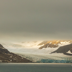2023-09-20 - De derde gletsjer in deze fjord<br/>Carlsbergfjord - Groenland<br/>Canon EOS R6m2 - 142 mm - f/8.0, 1/800 sec, ISO 800