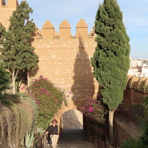 2023-04-21 - Carin bij de poort van het fort<br/>Alcazaba de Almería - Almería - Spanje<br/>Canon PowerShot SX70 HS - 7.6 mm - f/4.5, 1/800 sec, ISO 100