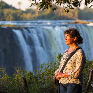 2024-04-25 - Carin bij de Victoria Falls<br/>Victoria Falls - Victoria Falls - Zimbabwe<br/>Canon EOS R5 - 170 mm - f/7.1, 1/200 sec, ISO 800