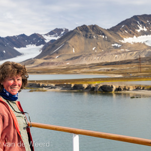 2022-07-14 - Carin met op de achtergrond gletsjers<br/>Ny-Ålesund - Spitsbergen<br/>Canon EOS R5 - 63 mm - f/8.0, 1/160 sec, ISO 200