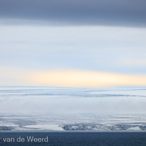 2022-07-19 - Een strookje (zon)licht boven het ijs<br/>Spitsbergen<br/>Canon EOS R5 - 248 mm - f/5.6, 1/2500 sec, ISO 1250