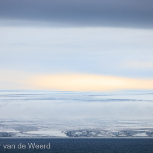 2022-07-19 - Een strookje (zon)licht boven het ijs<br/>Spitsbergen<br/>Canon EOS R5 - 248 mm - f/5.6, 1/2500 sec, ISO 1250