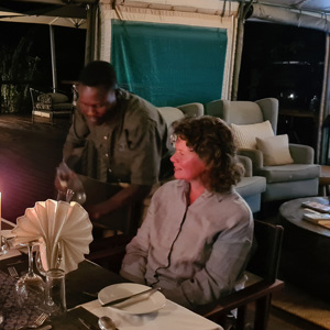 2024-04-30 - De diners waren altijd sfeervol en gezellig<br/>Kala Camp - Okavango Delta - Botswana<br/>SM-G981B - 5.4 mm - f/1.8, 1/13 sec, ISO 1250