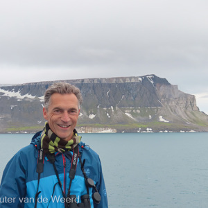 2022-07-19 - Wouter met de bergen van Spitsbergen op de achtergrond<br/><br/>Canon PowerShot SX70 HS - 10.9 mm - f/4.5, 1/125 sec, ISO 100