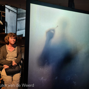 2022-07-25 - Carin als model<br/>Munch museum<br/>SM-G981B - 5.4 mm - f/1.8, 1/40 sec, ISO 640