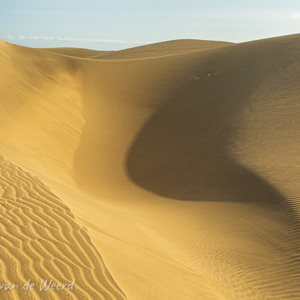 2021-11-02 - Spel van schaduw en licht op het zand<br/>Las Dunas de Maspalomas - Maspalomas - Gran Canaria - Spanje<br/>Canon EOS 5D Mark III - 35 mm - f/11.0, 1/125 sec, ISO 200