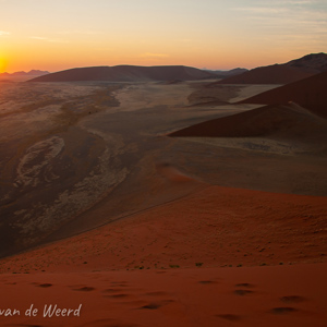 2007-08-11 - Zonsopkomst en de vallei vanaf Duin 45 gezien<br/>Sossusvlei - Duin 45 - Sesriem - Namibie<br/>Canon EOS 30D - 17 mm - f/8.0, 0.04 sec, ISO 200