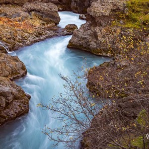 2023-09-10 - Snelstromend water op weg naar de waterval<br/>Barnafoss en Hraunfossar - Husafell - IJsland<br/>Canon EOS R5 - 29 mm - f/8.0, 1.3 sec, ISO 400
