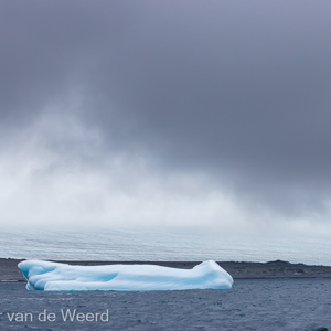 2022-07-17 - Grote ijsschots voor het land met ijs<br/>Storoya - Spitsbergen<br/>Canon EOS R5 - 100 mm - f/5.6, 1/4000 sec, ISO 800